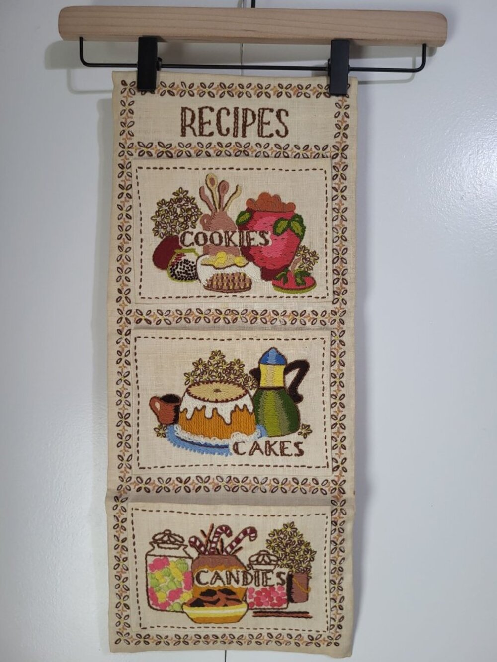 VTG Embroidered Needlecraft Cloth Recipe Card Holder Bucilla Cottage Country 70s